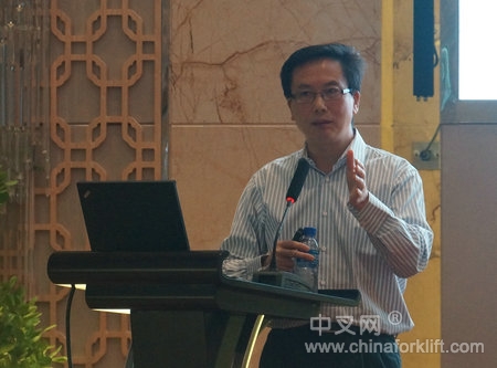 康明斯中国首席设计师彭立新先生介绍“康明斯全球排放技术”