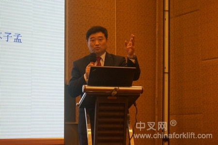 中国工程机械工业协会副会长兼秘书长苏子孟致辞