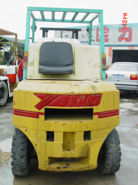 新塘皖力:柴油平衡重叉车