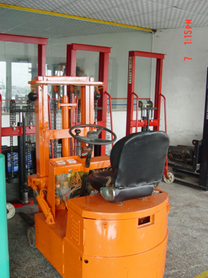 新塘皖力:三轮电动平衡重叉车  