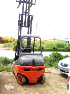 东莞能行:林德平衡重式电动叉车 E25-1
