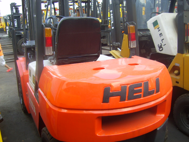 上海亿达:求购各种旧叉车 １－１０吨叉车