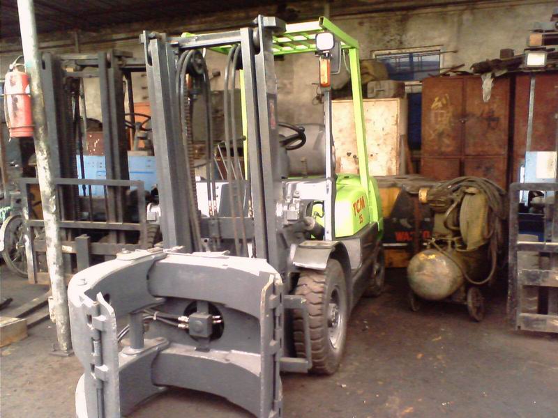 上海龙城:出售二手进口夹抱叉车 2.5吨