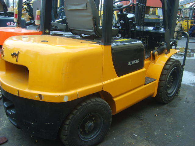转让2008年4月产杭州3吨柴油叉车，免费保修一年 CPCD30FB
