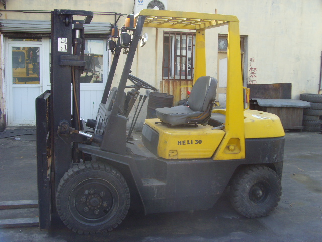 收购．二手旧电瓶叉车．二手柴油叉车．好坏不限．报废也可 1-10吨各种品牌
