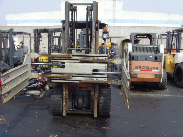 本公司现有1-10吨,大连叉车,杭州叉车,靖江叉车,苏州叉车,合力叉车,TCM叉车,丰田叉车等品牌叉车低价转让 合力1-10吨