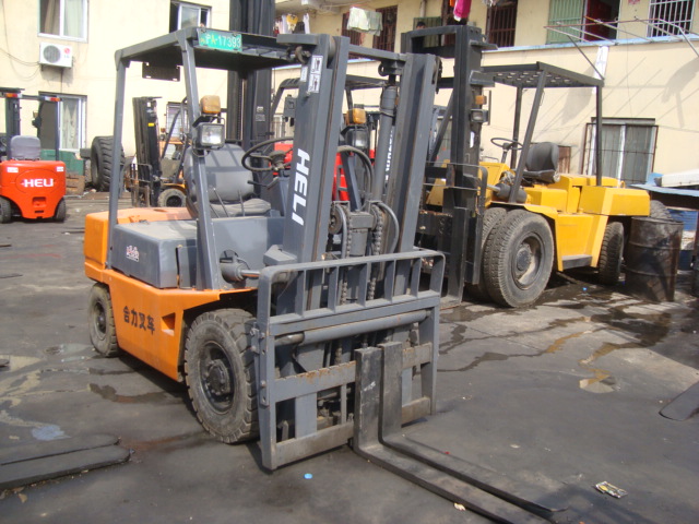 低价供应二手国产集装箱叉车 3吨叉车价格 柴油叉车 3T