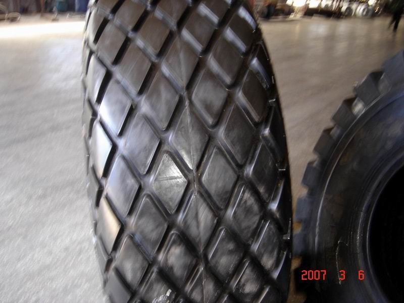 23.1-26 压路机轮胎 23.1-26_中国叉车网(www.chinaforklift.com)