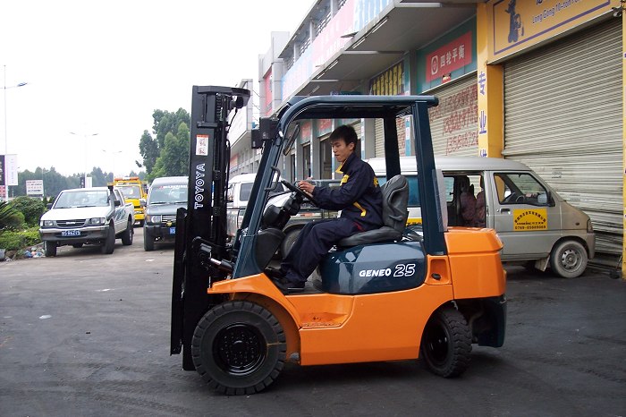 二手丰田叉车7FD25三节4.7m 7FD25