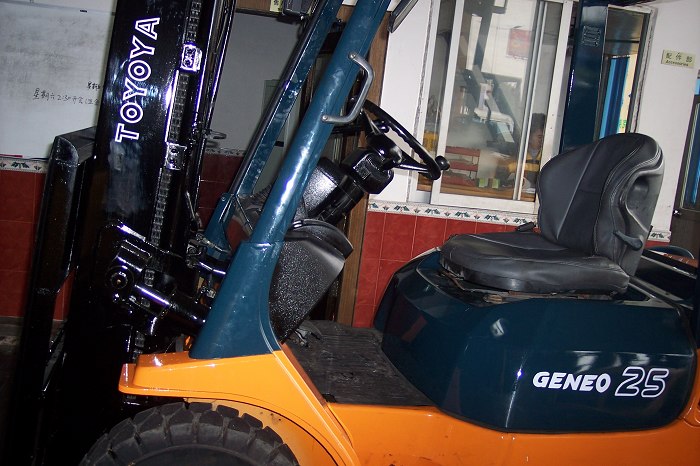 二手丰田叉车7FD25三节4.7m 7FD25