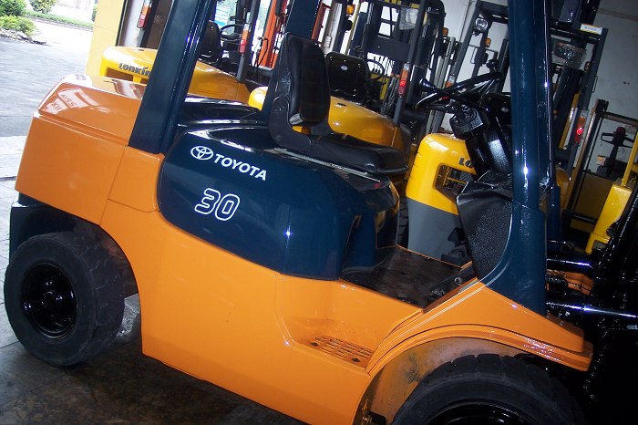 二手丰田叉车7FD30三节4.3m 7FD30