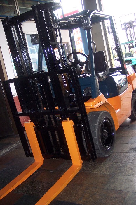 二手丰田叉车7FD30三节4.3m 7FD30