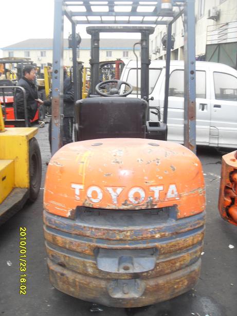 新疆二手进口原装丰田2.5吨柴油叉车 丰田叉车价格 2.5T