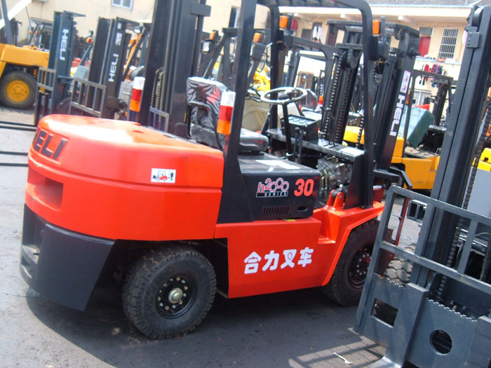 上海翔飞供应杭州2吨叉车,原厂油漆,带中缸侧移.1.9万转让 杭叉2吨