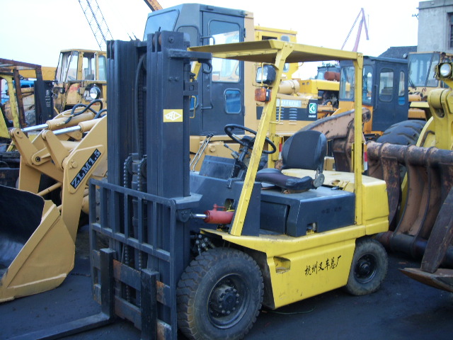 供应3吨带中缸侧移叉车 3吨叉车