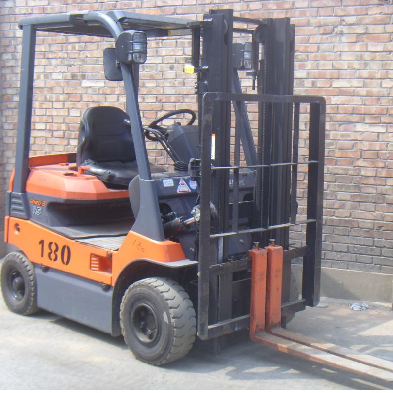 丰田电动平衡重式电动叉车（180#） 7FB15