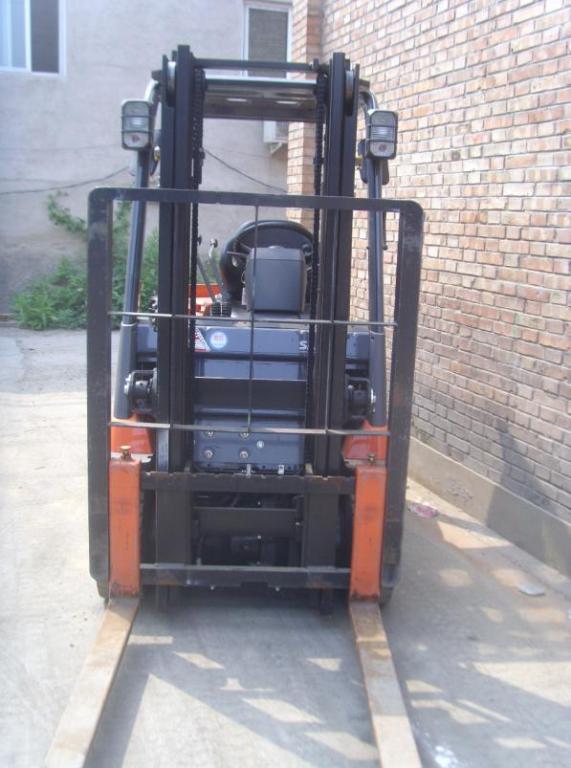 丰田电动平衡重式电动叉车（180#） 7FB15