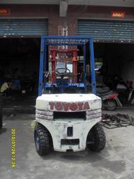 二手小松2吨汽油机叉车 小松2吨