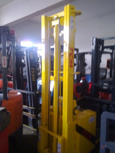 tcm堆高叉车，送原装充电器 TCM