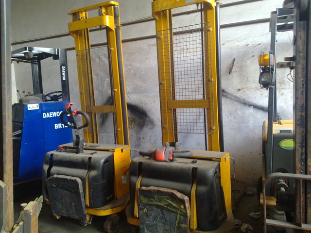 tcm堆高叉车，送原装充电器 TCM