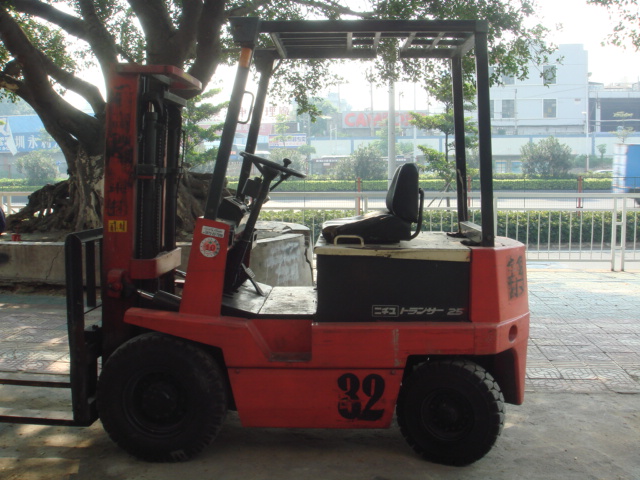 装卸设备叉车,搬运电车,四轮电动车. FB25P