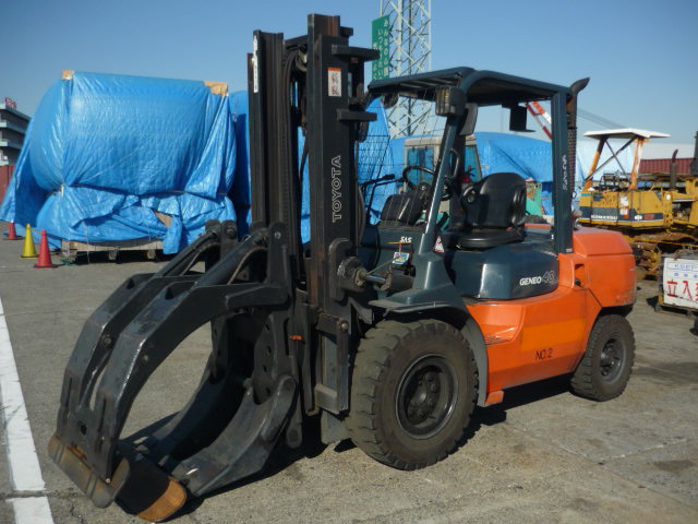 F.Uchiyama提供日本原装丰田柴油纸卷挟叉车 02-7FD40-11485