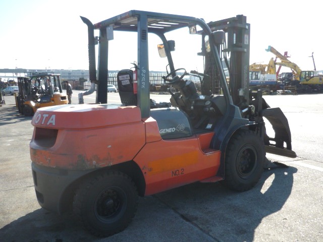 F.Uchiyama提供日本原装丰田柴油纸卷挟叉车 02-7FD40-11485