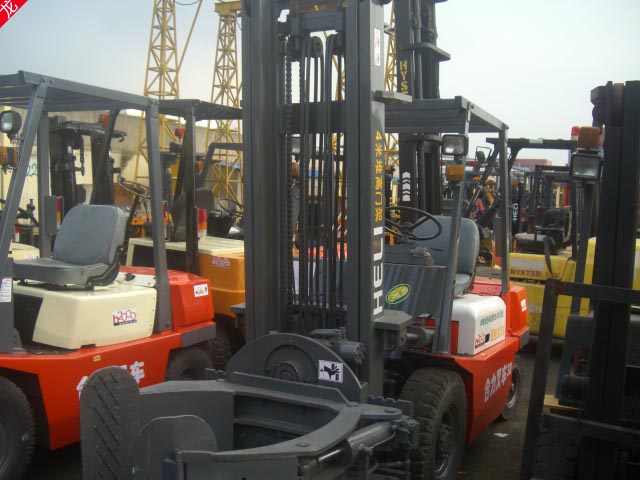 供应6吨2009年7成新小松手动堆高叉车包运输 6吨