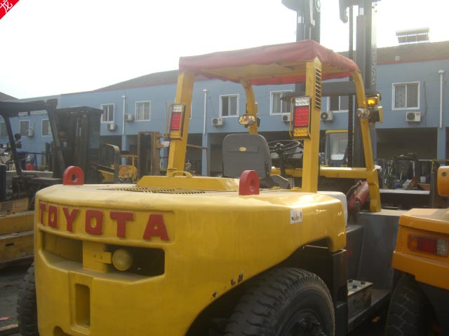 供应6吨2009年7成新小松手动堆高叉车包运输 6吨