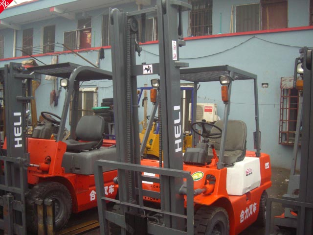 供应2009年9成新2.5吨小松步行前移式全自动电动堆高叉车包运输 2.5吨