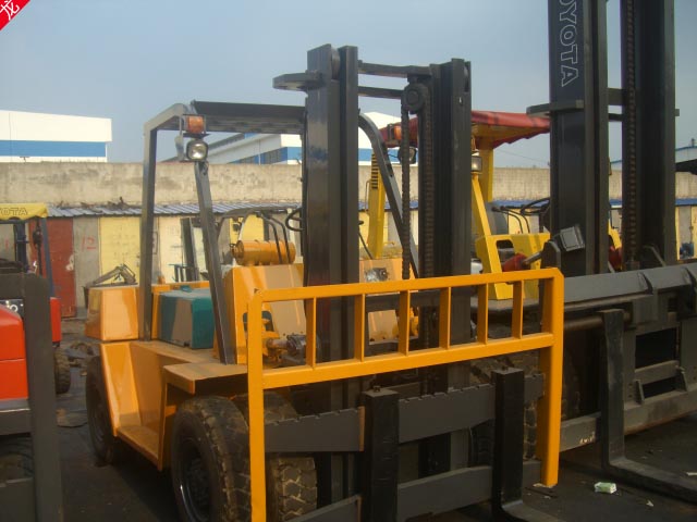 供应9成新使用5800小时1.8吨力至优内燃侧移叉车包运输 1.8吨