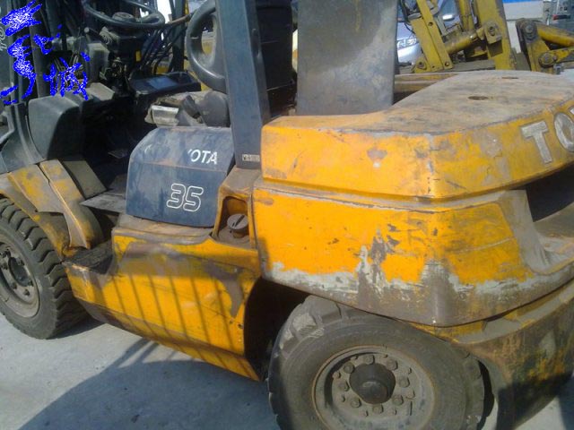 供应使用2200小时2.5吨7成新丰田内燃防爆叉车包运输 2.5吨