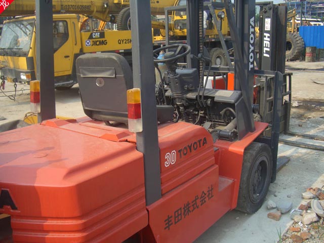 供应2009年9成新2.5吨梯西安姆人下行高位三向堆垛叉车送货上门 2.5吨