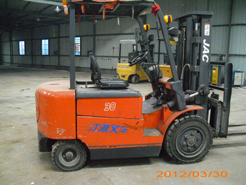 昆山玉塔:3吨江淮叉车