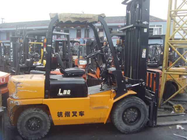上海俊伟:杭州2吨叉车,原厂油漆,带中缸侧移.1.8万转让 杭叉30