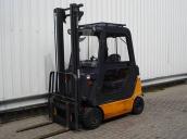平衡重叉车D7953