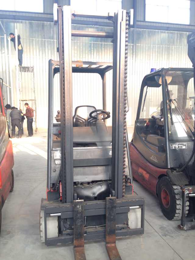 林德四轮平衡重电动叉车 E20P-02