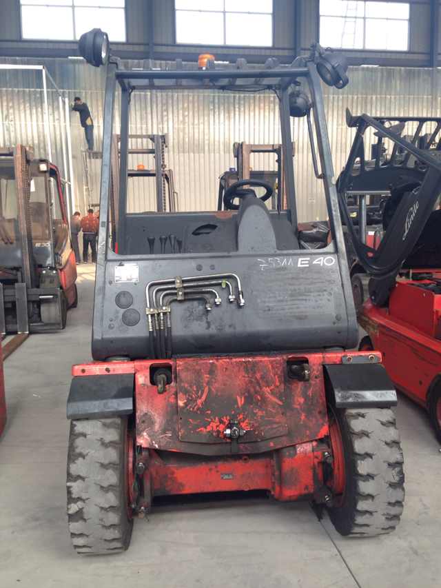 林德四轮平衡重电动叉车 E40P