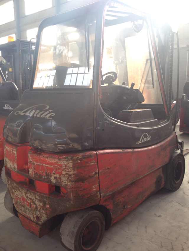 林德四轮平衡重电动叉车 E30-02-600