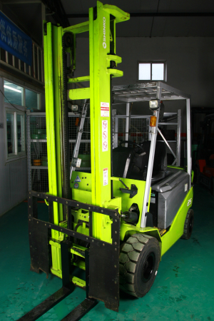 神钢电动叉车277# 8FB25R