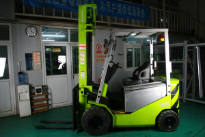 神钢电动叉车277# 8FB25R