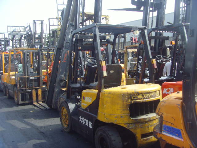 ＴＣＭ２.５吨二手叉车转让.带中缸.侧移.进口发动机 ＴＣＭ２．５