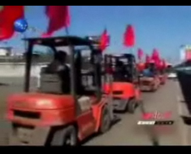 新郎率27辆一拖叉车迎娶新娘