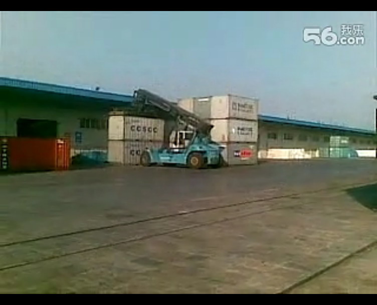 大连港正面吊作业现场