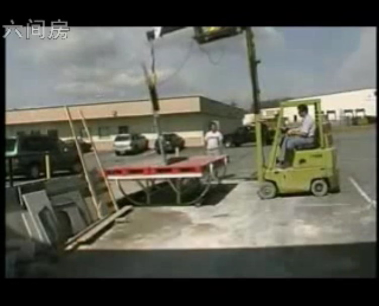 极度搞笑-老外驾叉车倒垮倒栽葱