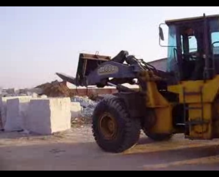 巨无霸叉车搬运巨石