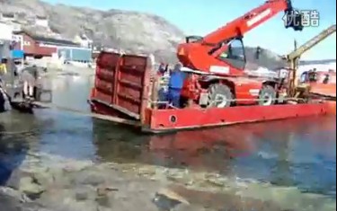 水运卡尔玛正面吊叉车不慎落水