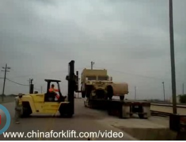 海斯特重型叉车搬运美军悍马战车