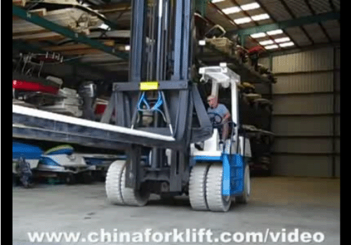 日本TCM叉车搬运小型汽艇