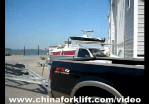 船只下架并进行挂车堆垛